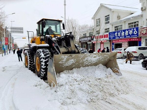 除雪保暢，山推鐵肩道義勇?lián)厝危? /> 
            <div   id=