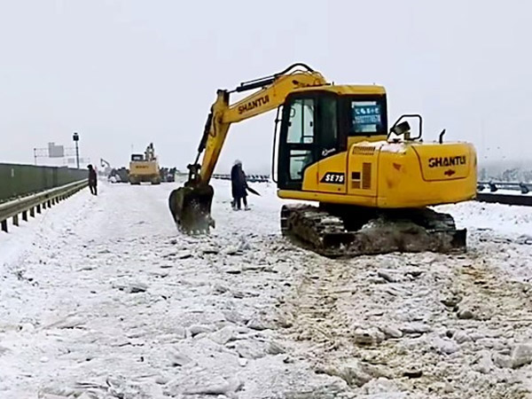 除雪保暢，山推鐵肩道義勇?lián)厝危? /> 
            <div   id=